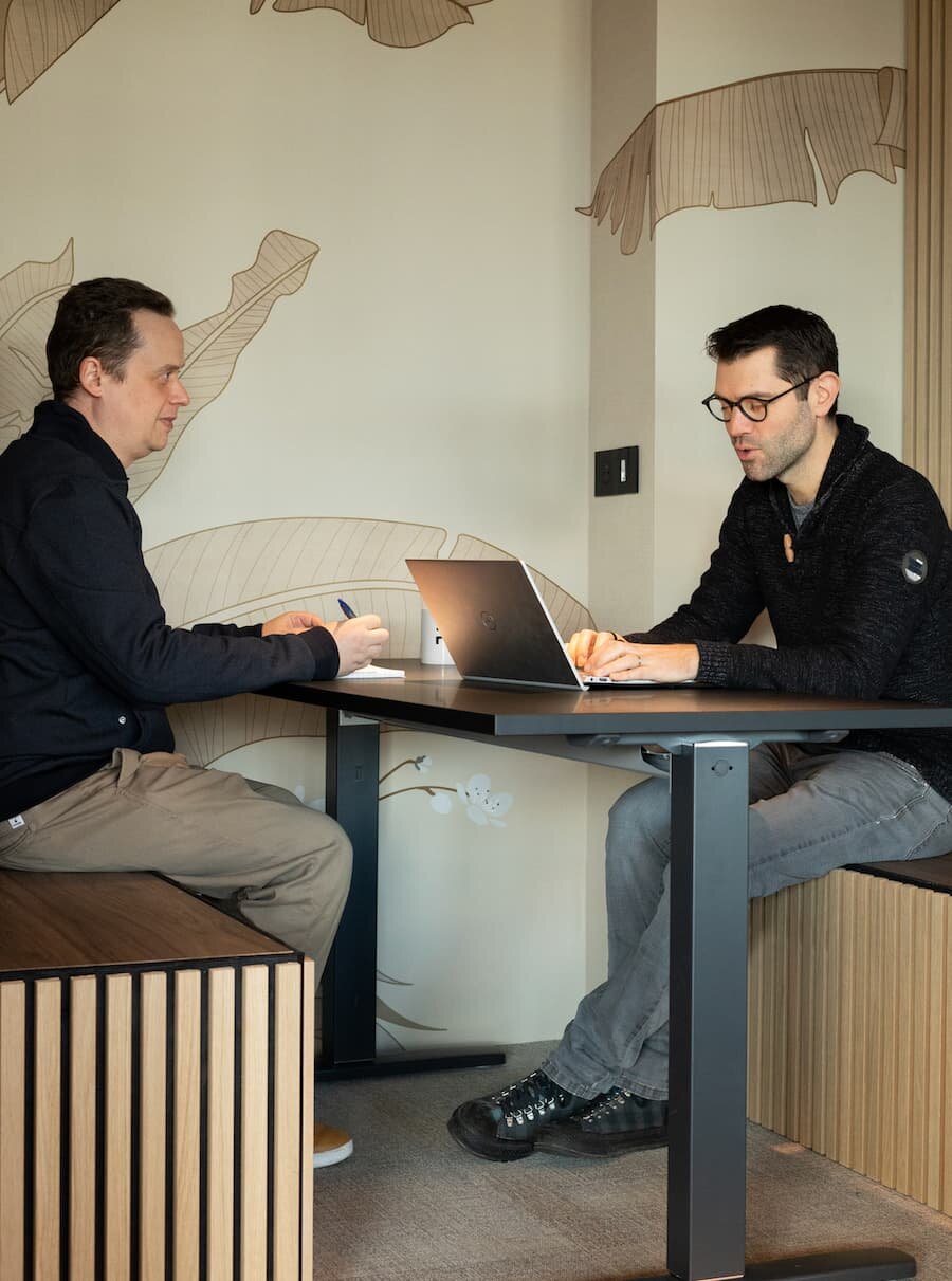 2 collaborateurs au travail