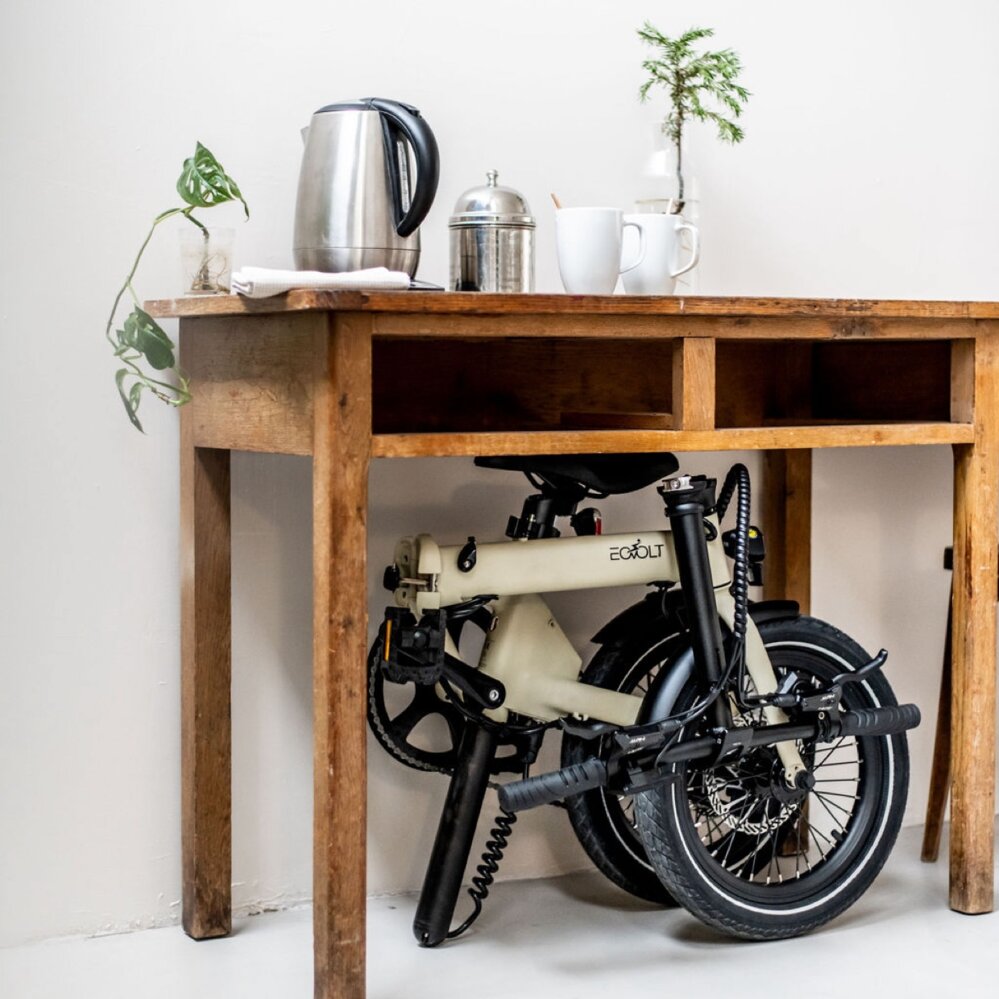 vélos eovolt sous meuble en bois