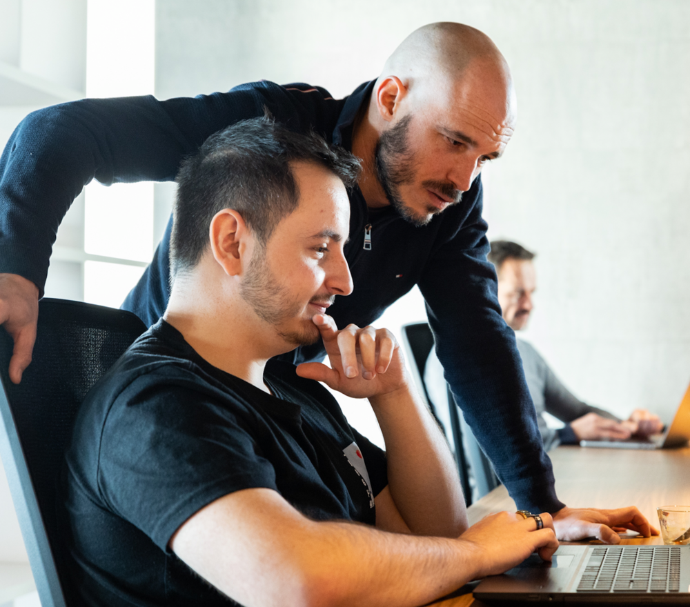 2 collaborateurs au travail