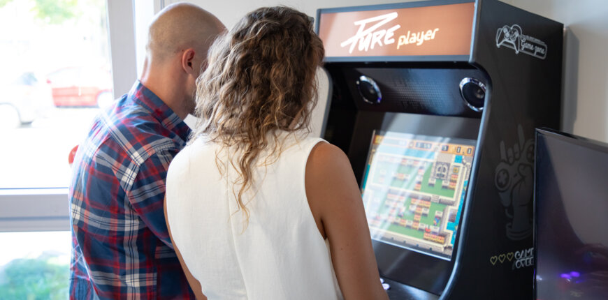 2 collaborateurs jouent à un jeu vidéo