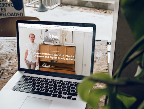 ordinateur posé sur une table affichant un site vitrine