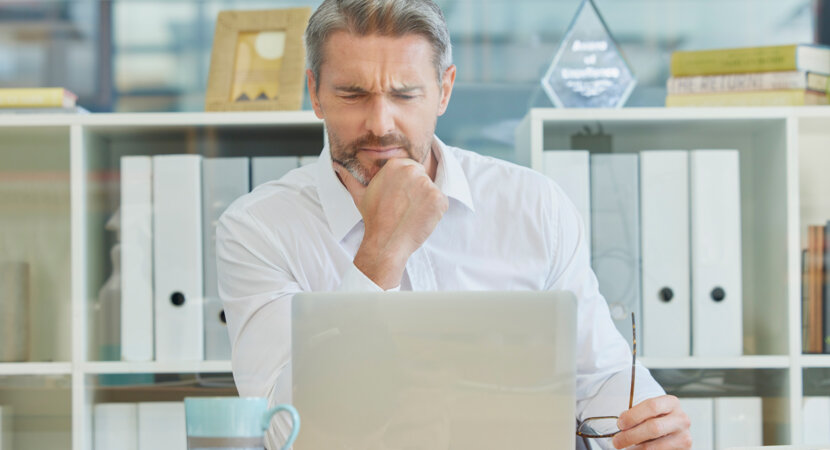 Gestionnaire de site en réflexion devant son ordinateur