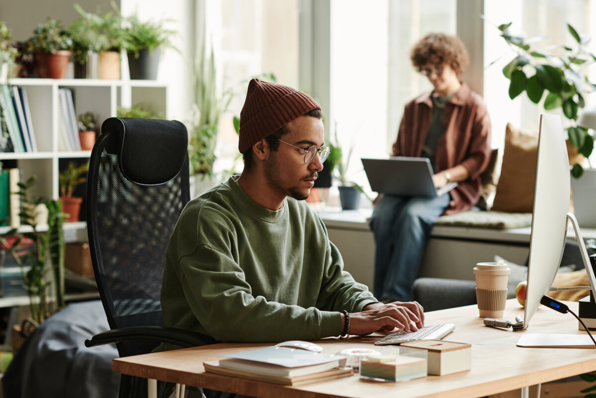 Jeune webdesigner travaillant sur son ordinateur