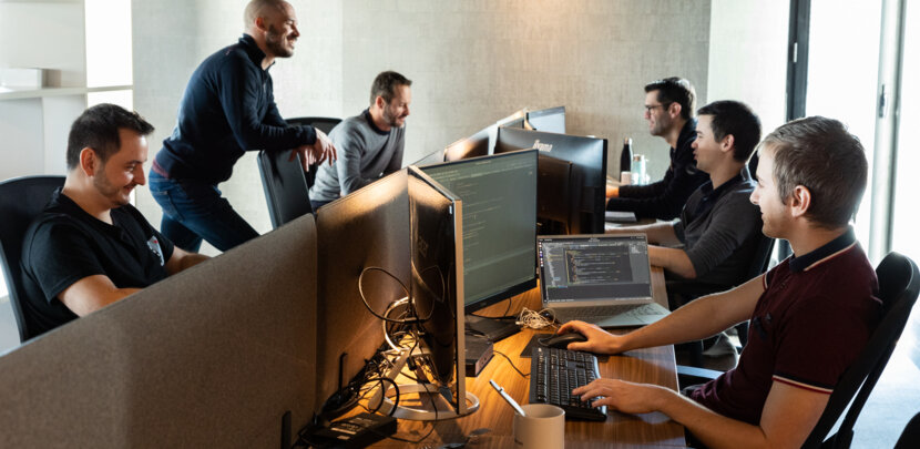 Les collaborateurs du marketing travaillent ensemble