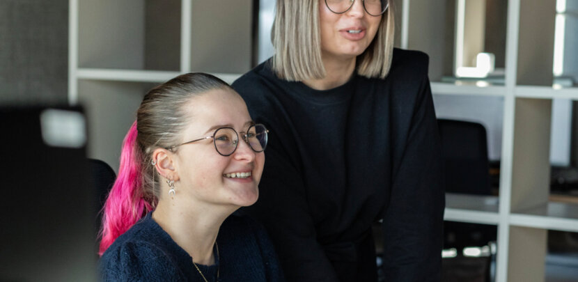 2 collaboratrices parlent d'un projet