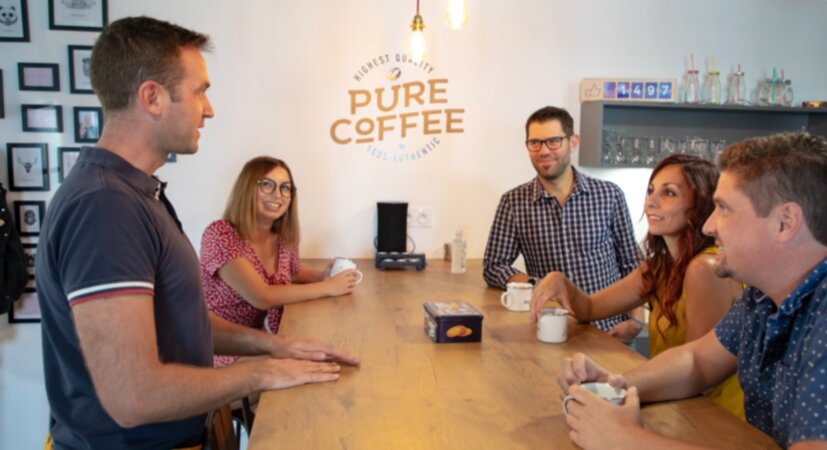 Des collaborateurs qui discutent autour d'un café