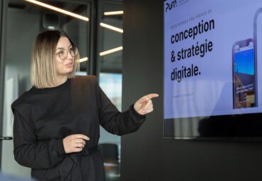 1 collaboratrice qui présente un site