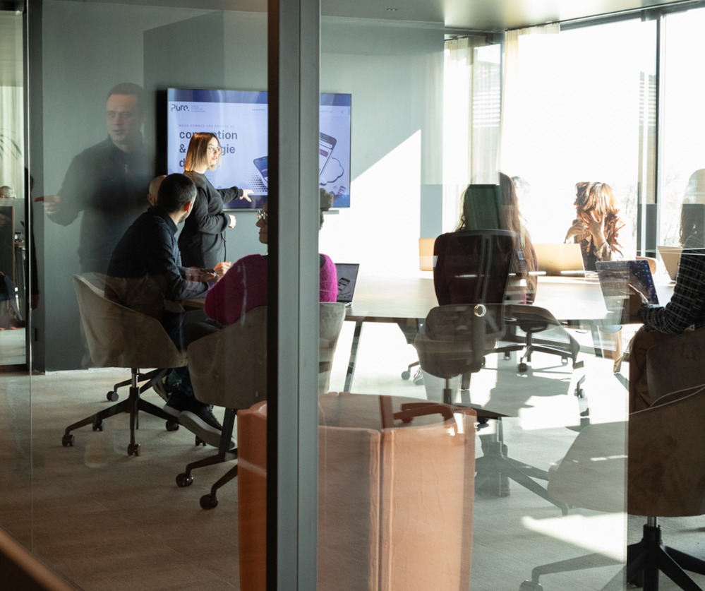 employé devant son post de travail
