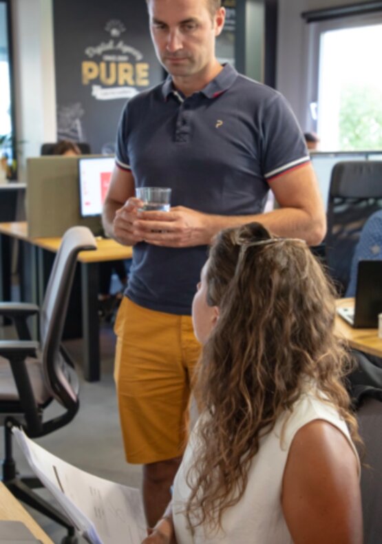 2 collaborateurs au travail