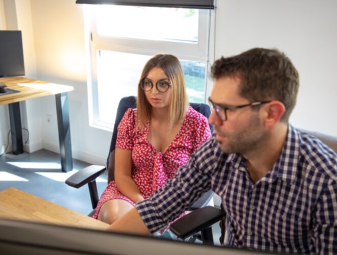 2 collaborateurs qui travaille